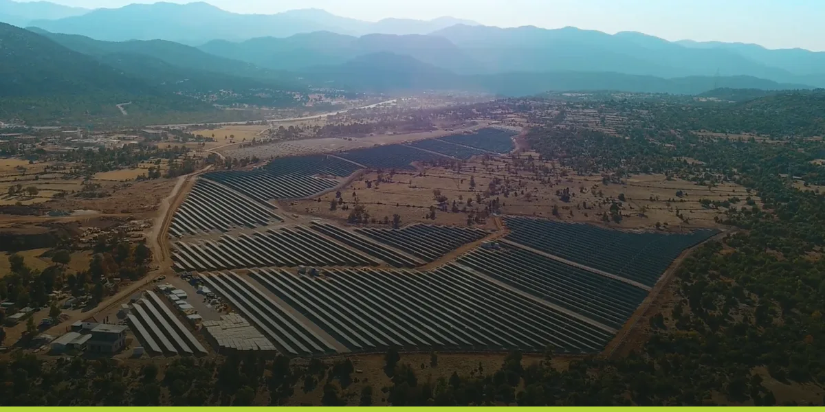 Bir vadiye kurulmuş büyük ölçekli güneş enerjisi santralinin havadan görünümü